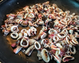 Foto del paso 6 de la receta: Arroz negro integral con chipirones gambas vieyras y mejillones