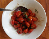 Foto del paso 3 de la receta: Tomates marinados con salsa de yogurt griego