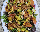 Foto del paso 3 de la receta: Ensalada fresca de brotes tiernos, pimiento verde y aguacate