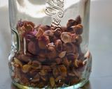 Une image de l'étape 2 de Liqueur de noyaux de cerises.