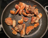 Foto del paso 5 de la receta: Pollo frito al ajillo
