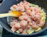 Une image de l'étape 8 de Poulet à la crème, champignons et épices.
