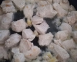 Foto del paso 1 de la receta: Pechuga de pollo salteada con verduritas