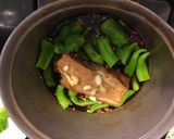 A picture of step 5 of Braised pork belly w twisted green pepper.