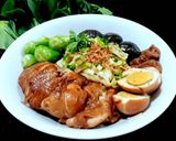 รูปขั้นตอนการทำที่ 2 ของ เส้นข้าวซอยราดด้วยน้ำซอสไก่ตุ๋นเห็ดหอมน้ำขลุกขลิก (SOY SAUCE CHICKEN & NOODLES)