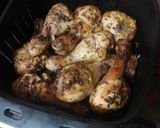 Foto del paso 3 de la receta: Pollo adobado en freidora de aire con papas arrugas y tomates cherry al ajillo