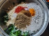 सुरती उंधीयु पुरी (Surti Undhiyu Puri Recipe In Marathi)