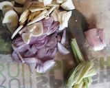 Foto langkah ke 2 dari resep Tumis Daun singkong ayam.