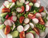 Foto del passaggio 5 della ricetta Insalata di edamame e ravanelli