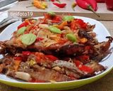 Foto langkah ke 5 dari resep Ikan tongkol bumbu iris.