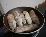 Hình bước làm 1 của món Cá mó chiên mắm tỏi