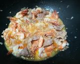รูปขั้นตอนการทำที่ 7 ของ เส้นหมี่ผัดซีอิ๊วกุ้งและหมูนุ่ม