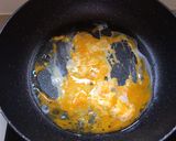 รูปขั้นตอนการทำที่ 3 ของ ข้าวผัดไข่ใส่แฮมไส้กรอกถั่วฝักยาว