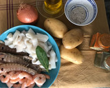 Foto del paso 1 de la receta: Guisadito de calamar, galeras y langostinos (olor a viernes)