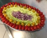 Une image de l'étape 8 de Salade de concombre, courgette râpée, oignon rouge, tomates cerises et burrata au persil.