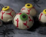Foto del paso 7 de la receta Cake Pops de Halloween con forma de Ojos