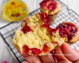 Foto langkah ke 8 dari resep Strawberry Cheese Muffin.