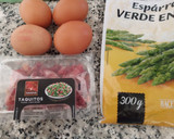 Foto del paso 1 de la receta: Revuelto de espárragos trigueros con cebolla y jamón