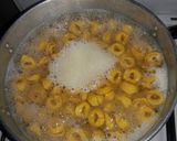 Foto del paso 1 de la receta: Capelettini con salsa de queso y salame
