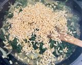 Une image de l'étape 5 de Boulettes de poulet aux jeunes épinards frais et orzo 🐓.