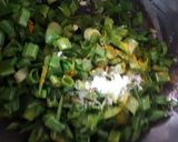 A picture of step 3 of Spring onion fry.