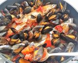 Une image de l'étape 3 de Maquereau frais avec moules,chorizo et tomates.