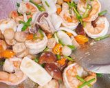 รูปขั้นตอนการทำที่ 1 ของ เห็ดผัดน้ำมันหอย VIP 🦐 🦑 🍄Stir mushroom seafood