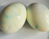 Foto del paso 2 de la receta: Huevos duros de dinosaurio