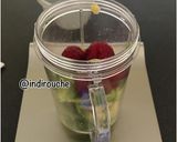 Foto langkah ke 2 dari resep Avocado Raspberry Smoothie.