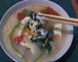 Foto langkah ke 4 dari resep Mie Sup Tomat Pedas Keju Meleleh.