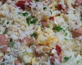 Foto del paso 3 de la receta: Arroz con salchicha, cebolla, morrón y huevo 💗
