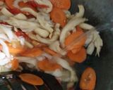 Foto langkah ke 4 dari resep Cah jamur tiram wortel.