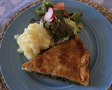 Foto del paso 7 de la receta: Pascualina con puré de papas y ensalada