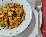Foto del paso 8 de la receta: Salteado de garbanzos con pulpo y langostinos
