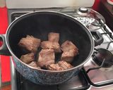 Foto del paso 3 de la receta: Costillas de cerdo en adobo con 🥔 y nopales