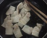 A picture of step 2 of Vũ Đại Village Braised Fish with Galangal.