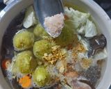 Foto langkah ke 4 dari resep Sup Bening Baso Ikan dan sayuran.