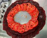Une image de l'étape 7 de Salade de betteraves rouges aux deux tomates, oignon rouge et mozzarella.