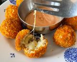 Foto langkah ke 7 dari resep Bitterbalen Ayam dan Mozzarella Keju.