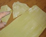 Foto del paso 4 de la receta: Tallarines caseros y moñitos para la sopa