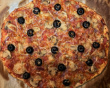 Foto del paso 11 de la receta: Pizza de jamón serrano con aceitunas negras