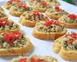 Foto langkah ke 5 dari resep Tomato & Tuna Bruschetta.