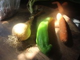 Macarrones de guisantes con atún y verduras