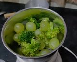 A picture of step 2 of Green Grapes Smoothie.