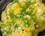 Foto del paso 1 de la receta: Tortilla de patata con cebolla, pimiento y chorizo