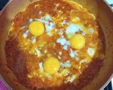 Foto del paso 4 de la receta: Huevos en salsa de tomates y toque de especias
