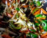 शेजवान नूडल्स (schezwan noodles recipe in marathi) रेसिपी स्टेप 2 फोटो