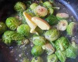 Foto del paso 4 de la receta: Repollitos de Bruselas en manteca de salvia y orégano