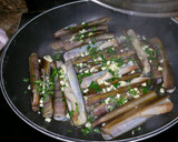 Foto del paso 3 de la receta: Navajas a la plancha con ajo y perejil