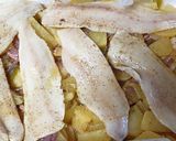 Foto del paso 3 de la receta: Abadejo marinado con gulas picantes y patatas con bacon